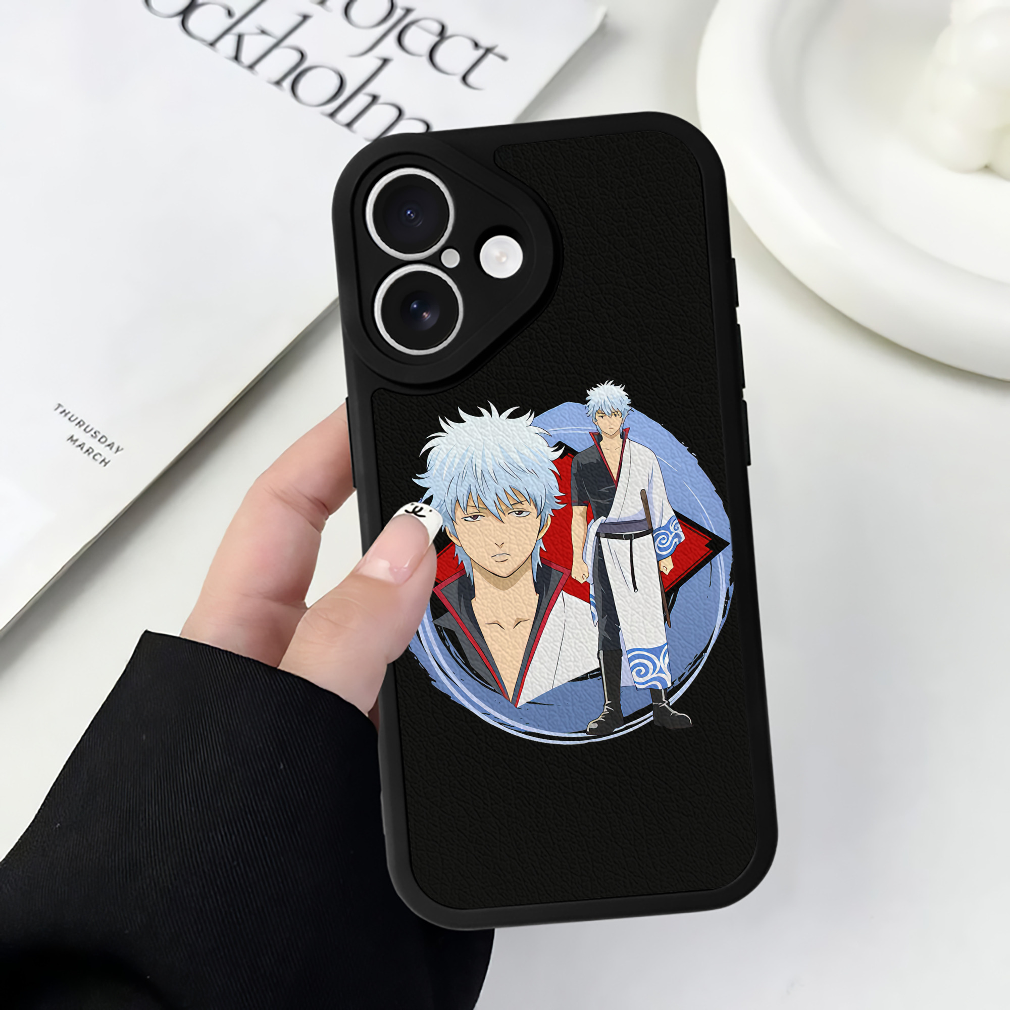 （画像用） ぎんたま 坂田銀時（さかたぎんとき） 神楽 志村新八（しむら しんぱち） GINTAMA Sakata Gintoki Kagura Shimura Shinpachi 【iPhone 16シリーズ対応】シリコンスマホケース（レザー調） 材質：シリコン